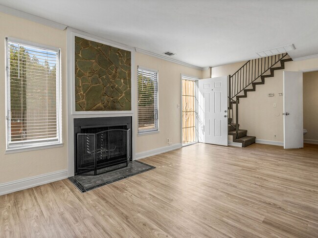 Building Photo - 3105 Garden Cir