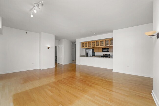 Building Photo - 1335 S Prairie Ave