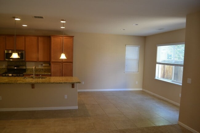 Building Photo - Beautiful 3 bedroom home available in Sout...