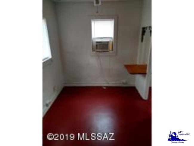 Building Photo - 806 E Elm St