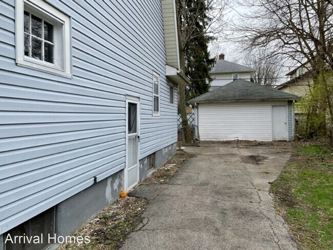 Building Photo - 3 br, 1 bath House - 54 E. Bruce Ave.