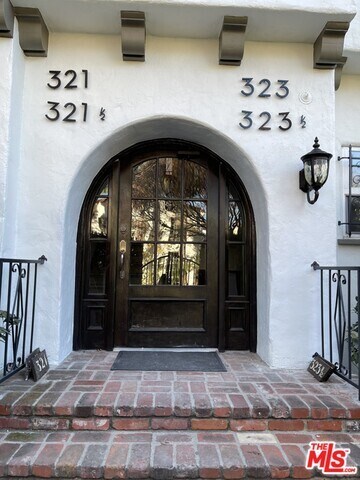 Building Photo - 321 1/2 S Reeves Dr