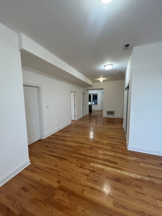 Foto del edificio - 3025 W Irving Park Rd