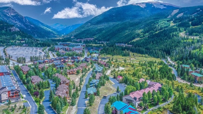 Foto del edificio - Evolve Real Estate: 6 Mos Lease Only Large Fully Furnished Condo Walking Distance to Keystone Vil...