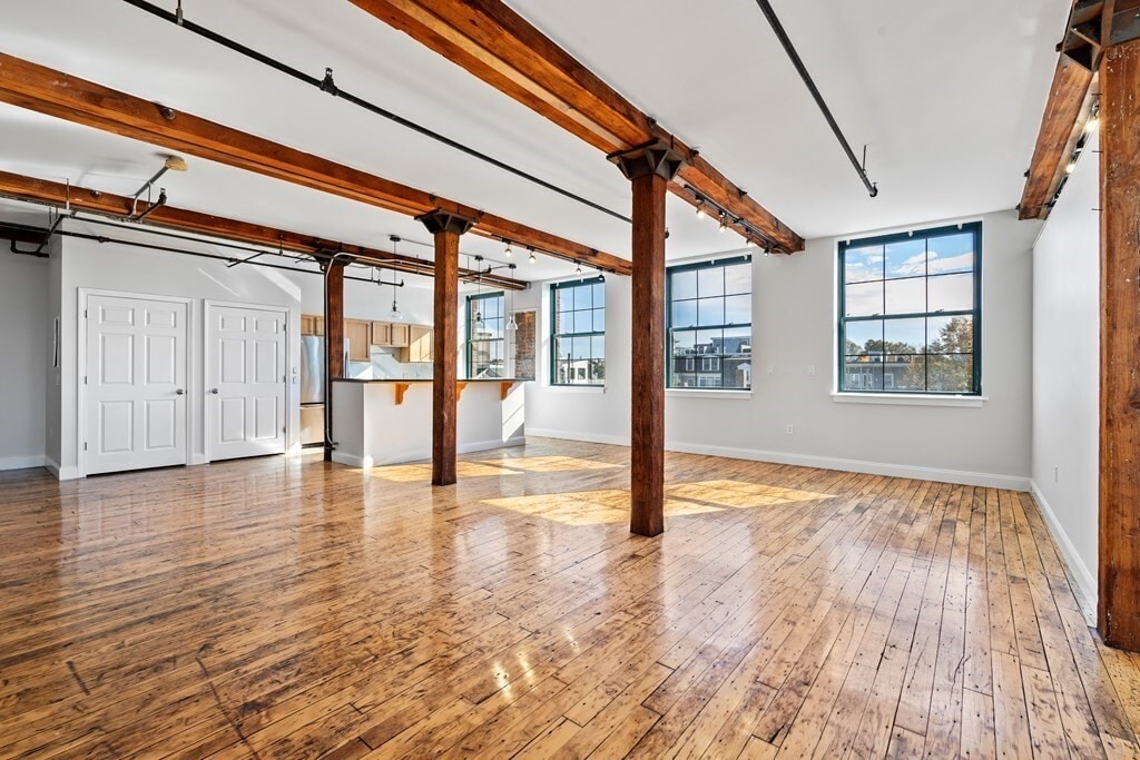 Building Photo - 881 E 1st St