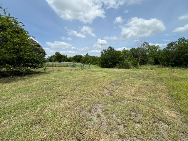 Foto del edificio - 512 Crest Cir Dr