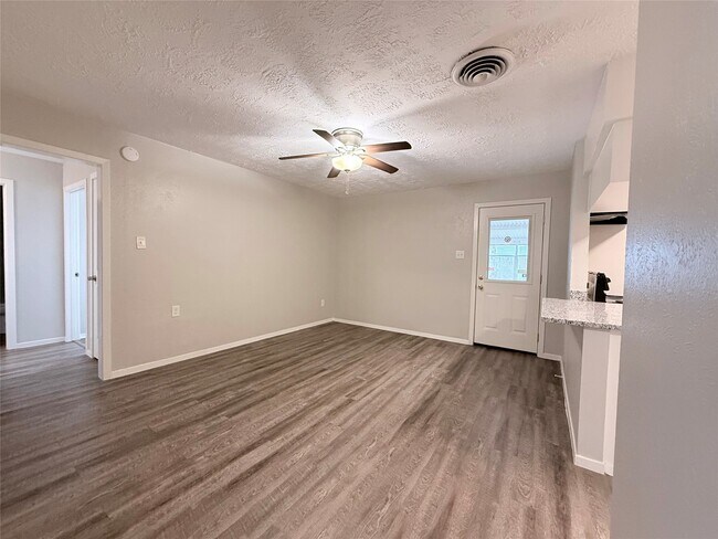 Foto del edificio - 7301 Cardinal Cir