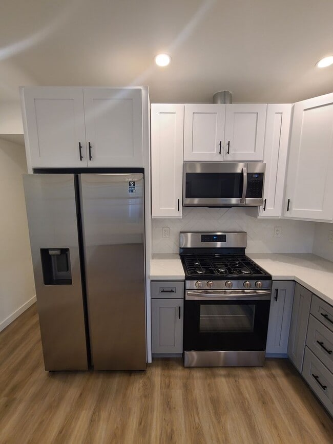 Building Photo - Gorgeous & Modern ADU w/ Solar, Washer/Dry...