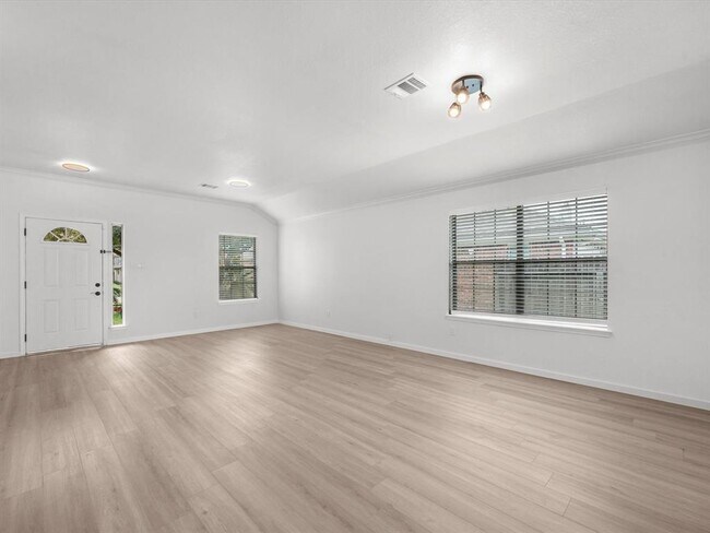 Foto del edificio - 16331 Autumn Leigh Dr