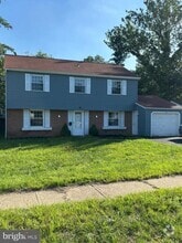 Building Photo - 10 Pensdale Ln