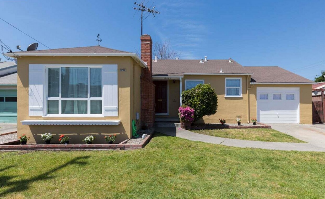 Primary Photo - Spacious 3 Bedroom House with Bonus Family...