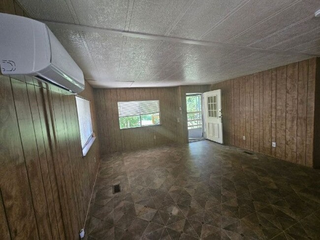 Building Photo - 571 Clover Dr