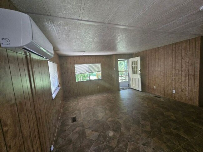 Foto del edificio - 571 Clover Dr