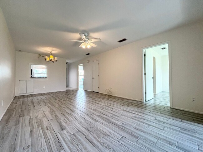 Foto del edificio - Recently Renovated Rental in Desirable Cap...