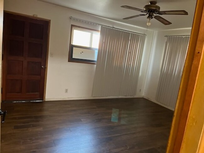 Building Photo - 2 Bedroom 1 Bath Duplex for Rent with Util...