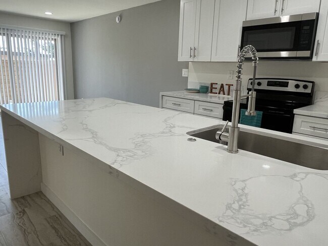Foto del edificio - Upgraded Downstairs One Bedroom