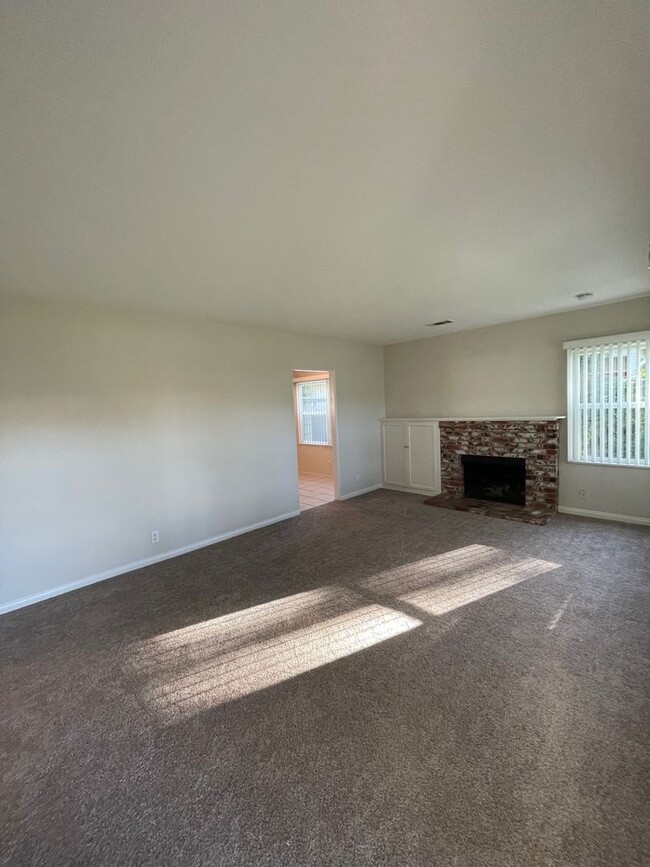 Building Photo - 2 Bedroom 1 Bath for rent in Oxnard
