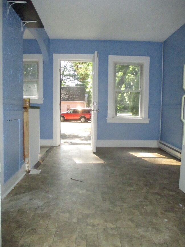 Building Photo - 142 N Pascack Rd