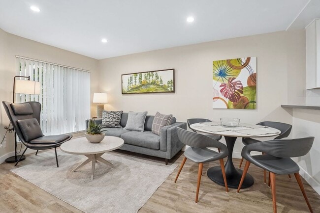 Foto del edificio - Woodland Trio Apartments