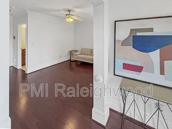 Building Photo - 184 Finsbury St