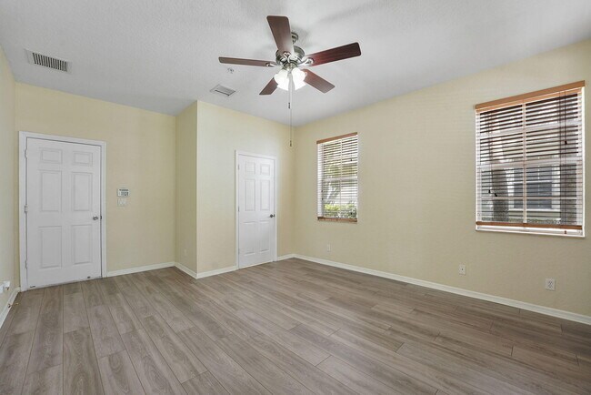 Foto del edificio - 128 W Royal Palm Cir