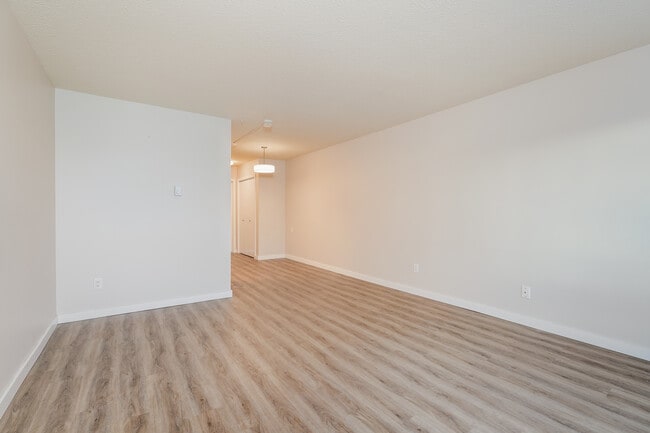 Building Photo - 841 Kindersley Rd