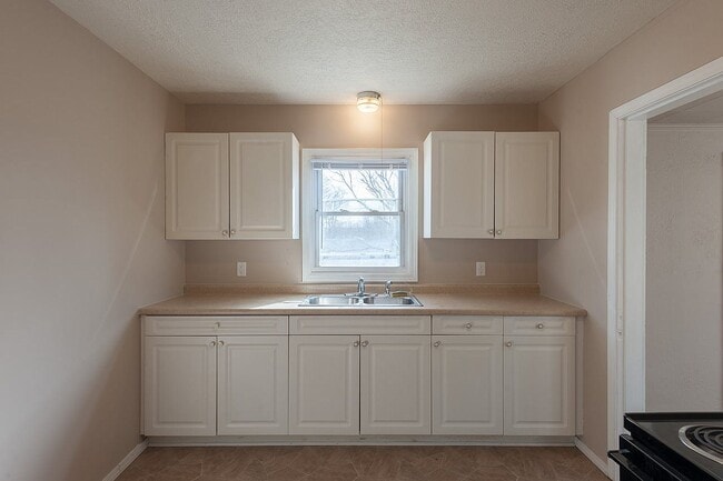 Building Photo - 2301 S Milton Dr