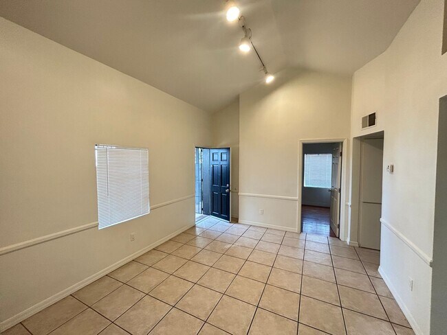 Foto del edificio - Historic District 2 bed 1 bath & Large Storage Unit near Friendship Garden of PHX
