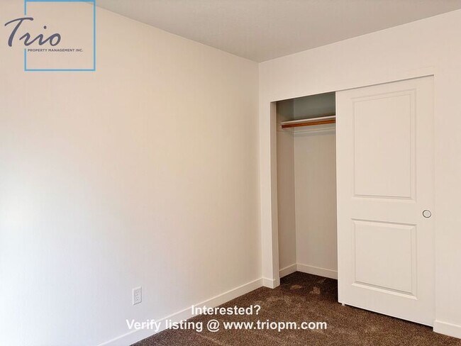 Foto del edificio - 2442 Brackenfern Rd