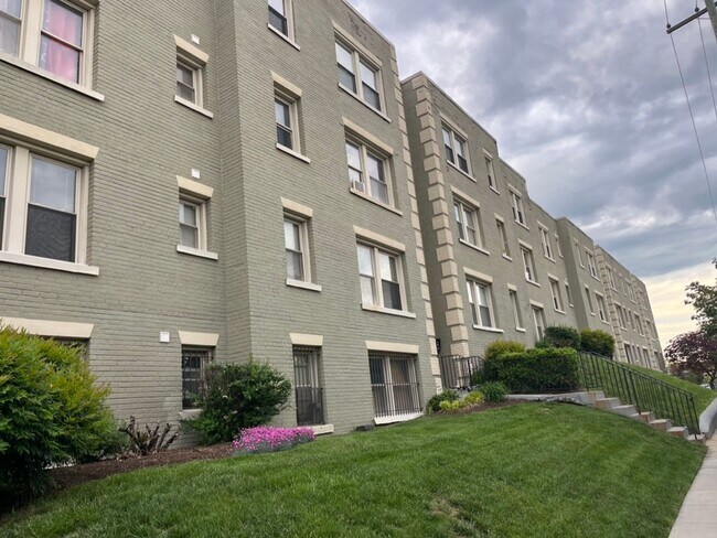 Foto del edificio - THE BROOKLAND |Top Floor Apt in Boutique B...