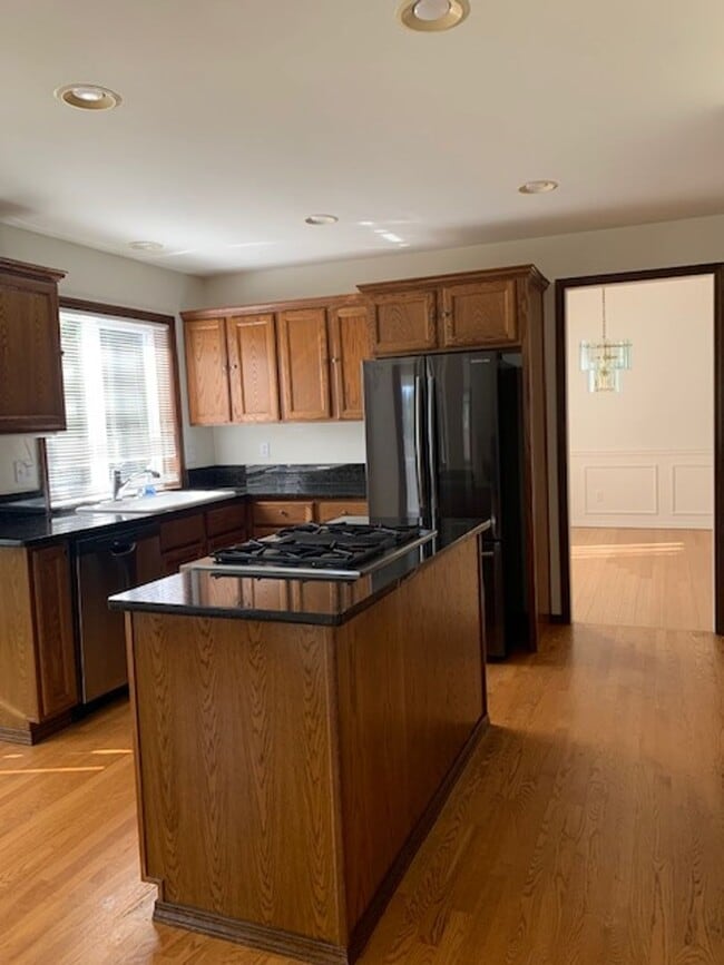 Building Photo - Lovely 3 Bedroom/2.5 Bath, Great Edmonds N...