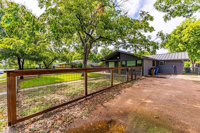Foto del edificio - 1601 Cloverleaf Dr