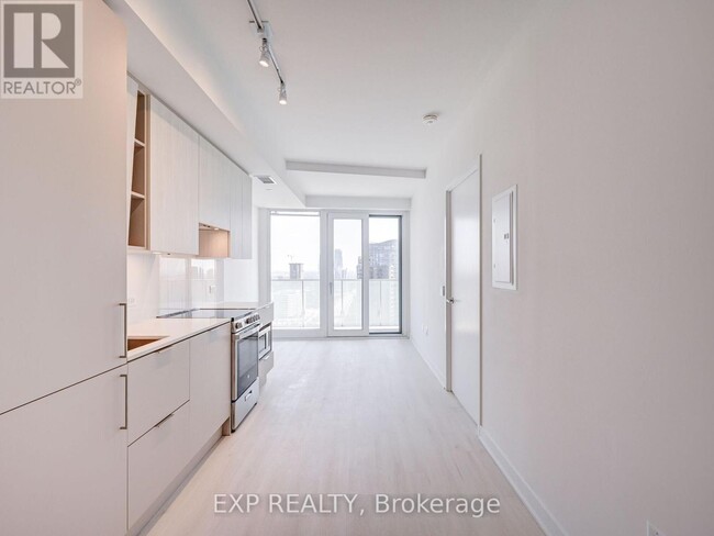Photo du bâtiment - 3900-3900 Confederation Pkwy