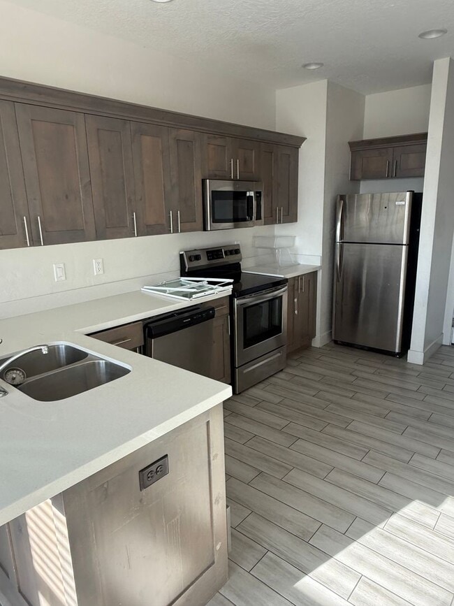 Building Photo - Beautiful town home with central air and a 2 car garage