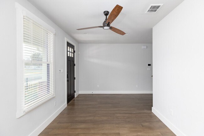 Building Photo - 3Bd/3.5Ba home Near downtown