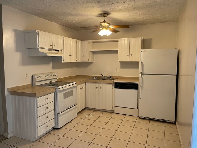 Foto del edificio - SPACIOUS TOWNHOME near Downtown! Washer/Dryer Included; Off-Street Parking