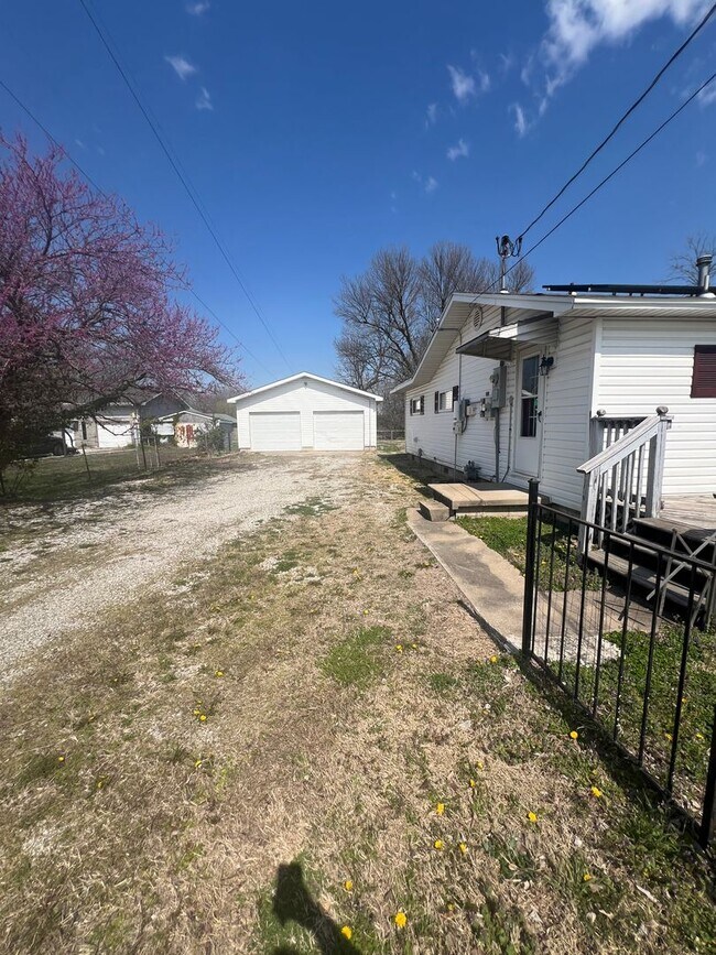 Foto del edificio - 3 bedrooms/2 bathrooms with detached 2 car...