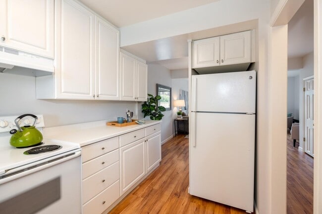 Building Photo - 7130 Rainbow Dr