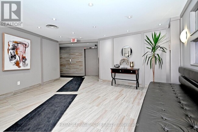 Building Photo - 260 Davis Dr