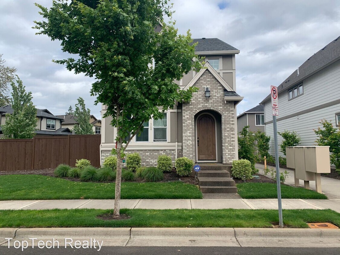 4 br, 2.5 bath House 340 SW Mitchum Terrace House Rental in