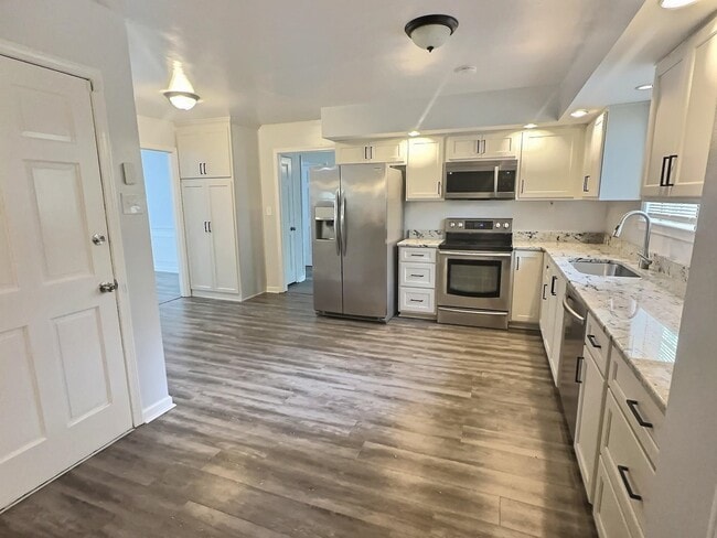 Building Photo - 1562 Holly Hill Dr