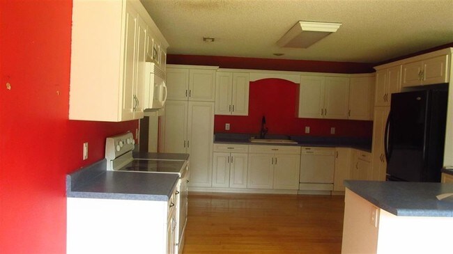 Building Photo - 551 Good Life Way