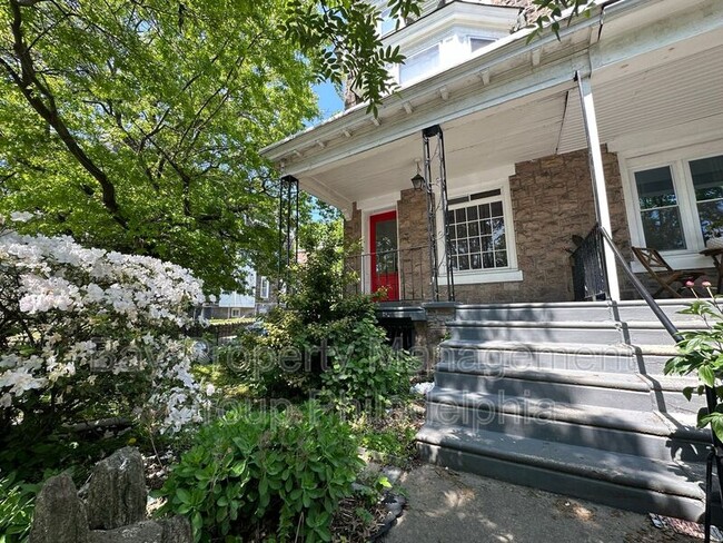 Foto del edificio - 435 E Walnut Ln