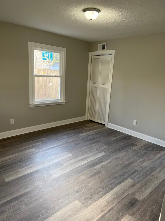 Building Photo - 4617 Langley Ave