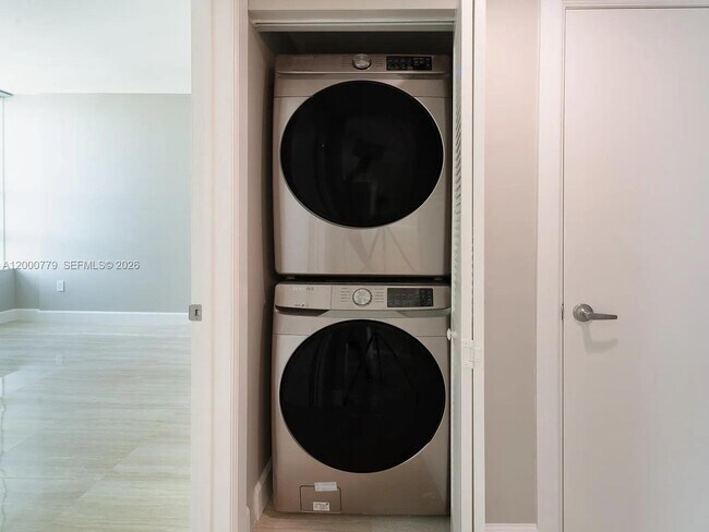 Building Photo - 950 Brickell Bay Dr