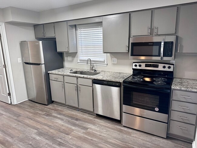 Building Photo - Stunning 2-bedroom, 2 -bathroom Apartment