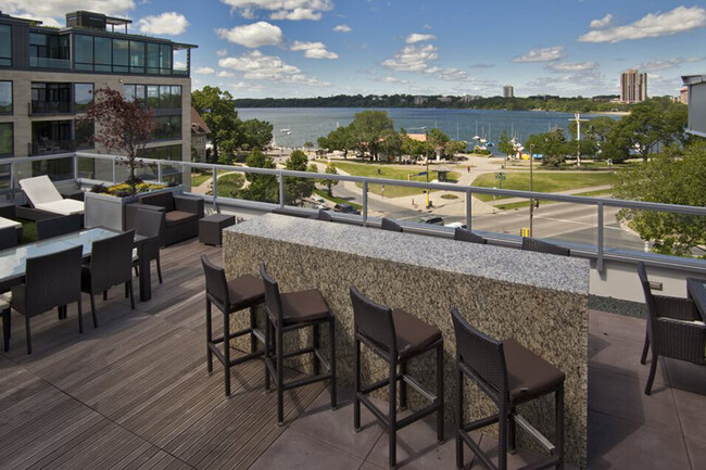 1800 Lake Dining Area on Rooftop Deck - 1800 Lake