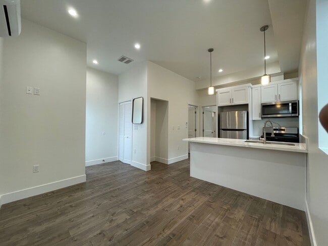 Building Photo - Beautiful Newly Renovated  1 bd 1ba Near Melrose Place