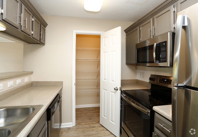 1BR, 1BA - 823sf Bethel- Kitchen - Mariners Crossing