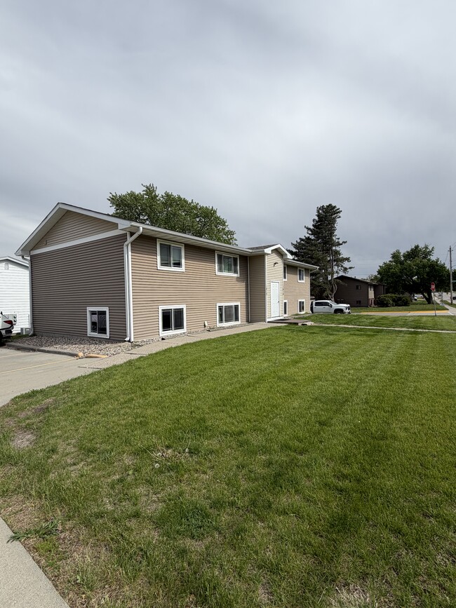 Building Photo - 1412 North Dakota Ave